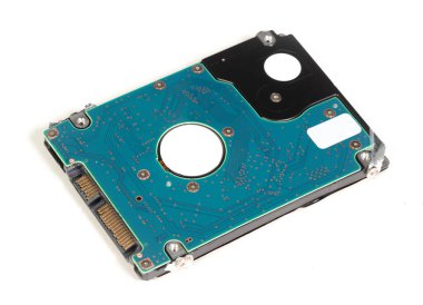 Beyaz bir arkaplanda izole edilmiş eski bozuk sabit disk