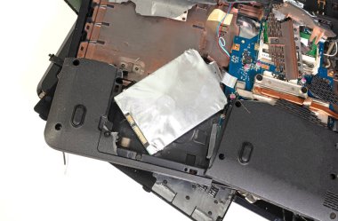 Eski bozuk dizüstü bilgisayar beyaz bir arkaplanda izole edilmiş