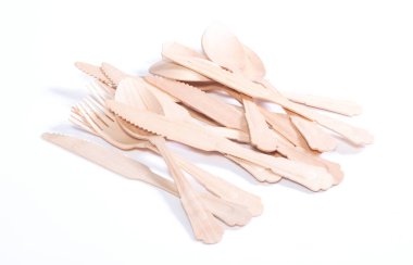 Ahşap çatal bıçaklar çatallar ve ahşap kereste malzemesinden kaşıklar, beyaz üzerine izole edilmiş.