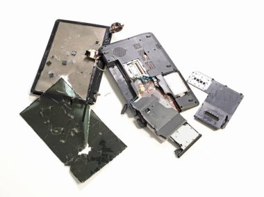 Eski bozuk dizüstü bilgisayar beyaz bir arkaplanda izole edilmiş