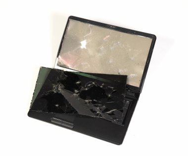 Eski bozuk dizüstü bilgisayar beyaz bir arkaplanda izole edilmiş