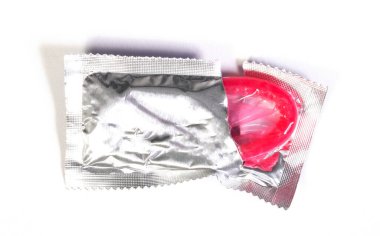 Sağlam bir arka planda izole edilmiş prezervatifler - güvenlik kavramı