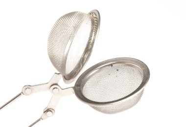 Kullanılmış çay süzgeci beyaz, seçici odak üzerinde izole