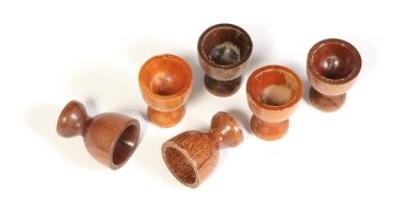 Beyaz arka planda izole edilmiş ahşap yumurta kapları.