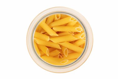 Pasta Penne Rigate beyaz arkaplanda izole edildi