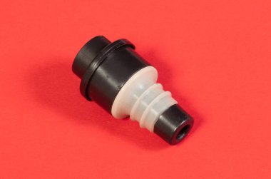 Ruh mantarı şişesi tıpası, kırmızı arka planda izole edilmiş.