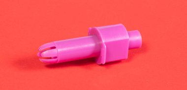 Sağlam bir arkaplanda izole edilmiş eski bir şekerleme şırıngası