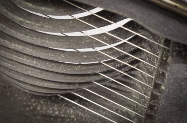 Çok eski bir yumurta kırıcı, sağlam bir arka planda izole edilmiş.