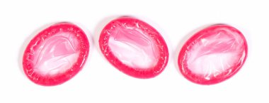 Sağlam bir arka planda izole edilmiş prezervatifler - güvenlik kavramı