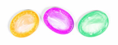 Sağlam bir arka planda izole edilmiş prezervatifler - güvenlik kavramı