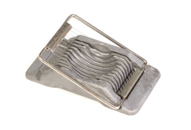 Çok eski bir yumurta kırıcı, sağlam bir arka planda izole edilmiş.