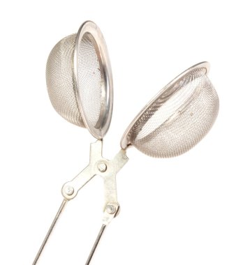 Kullanılmış çay süzgeci beyaz, seçici odak üzerinde izole