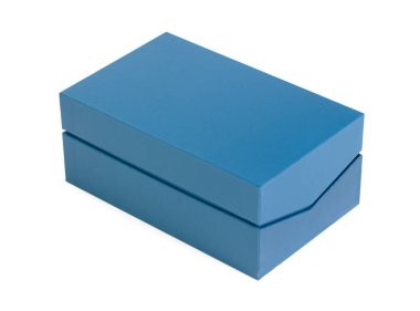 Beyaz arkaplanda izole edilmiş basit küçük hediye kutusu