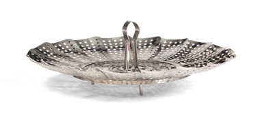 Haşlanmış sebzeler için eski mutfak aletleri, biraz suyla birlikte bir tavaya koy, izole edilmiş.