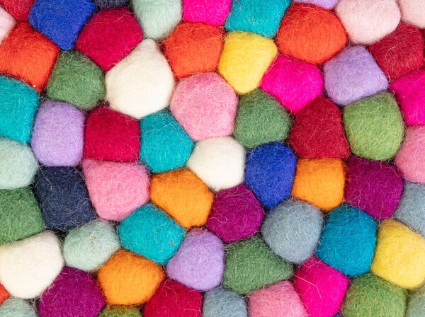 Красочные горки изолированы на белом фоне