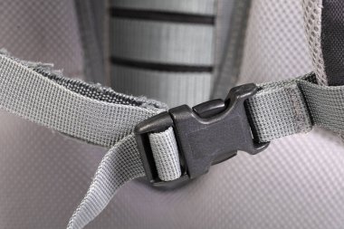 Sırt çantasının siyah plastik kopçası, tam çerçeve resmi