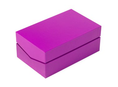 Beyaz arkaplanda izole edilmiş basit küçük hediye kutusu