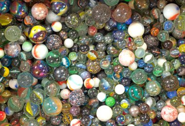 Eski cam misket koleksiyonu, beyaz üzerine izole edilmiş.