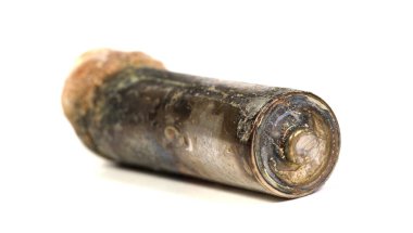 Damgasız alkali pil potasyum hidroksit sızdırıyor, izole edilmiş.