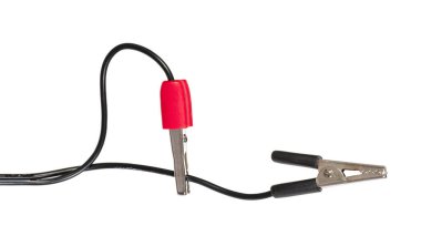 Yaratıcı şarj etme, beyaz arka planda izole kablo