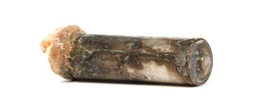 Damgasız alkali pil potasyum hidroksit sızdırıyor, izole edilmiş.