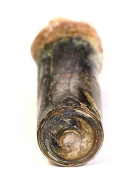 Damgasız alkali pil potasyum hidroksit sızdırıyor, izole edilmiş.