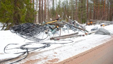 Finlandiya 'da elektrik bakımı, yenilenmiş eşyalar yerde, kış mevsimi