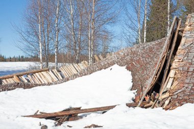 Finlandiya 'da kış sonunda düşen kar yağışı yüzünden çöken yapı