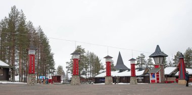 Rovaniemi, Finlandiya 28 Nisan 2024 'te: Kuzey Kutbu dairesi olan Noel Baba Köyü, Noel Baba' nın 'resmi' evi