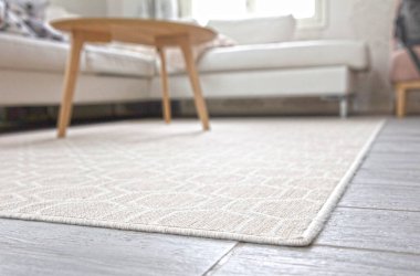 Oturma odasında eski bir halı, gri.