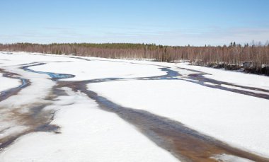 Finlandiya 'nın kuzeyinde donmuş nehir (Laponya)