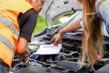 Bulanık arkaplanda müşteri siparişlerine göre motorlu taşıt mekaniklerinin kapatılması ve kırpılması.