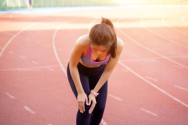 Spor yaparken geçirdiği sakatlıktan sonra dizinden yaralanan genç bir kadının yakın plan fotoğrafı..