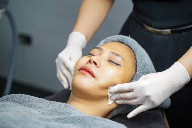 Yüze spa ve yüz maskesi yapmadan önce Asyalı güzellik uzmanlarının yüzünü temizlemesi gerekiyor..