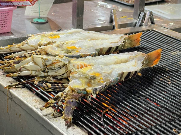 在烤架上包扎和采摘新鲜龙虾 烤龙虾是外国人访问泰国时最受欢迎的食物 — 图库照片