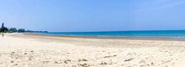 Panoramik doğa sahili manzarası açık mavi gökyüzü Phetchaburi, Tayland 'daki Cha Am Sahili' nde..