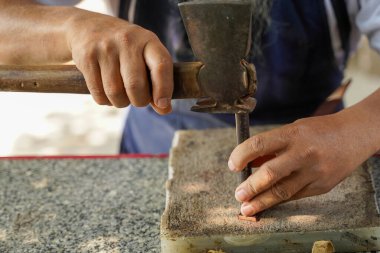 Deri zanaatkârının yakın çekim ve kırpma elleri, bir müşteri için deri ürün üretmek için dikkatle kullanılır..