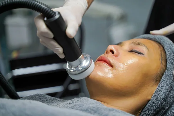 Primer Plano Asiático Belleza Mujer Teniendo Terapia Para Estimular Facial — Foto de Stock