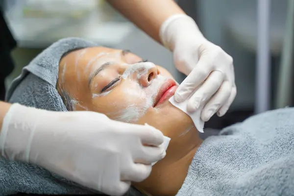 Kosmetolog Używa Podkładki Bawełnianej Czyszczenia Twarzy Klientki Klinice Kosmetycznej — Zdjęcie stockowe