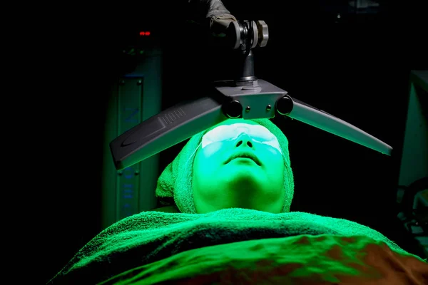 Pdt写真動的治療 緑の光は 暗いスポットを治療するのに役立ちます メラニン産生を減少させ 皮膚に輝きを回復 — ストック写真