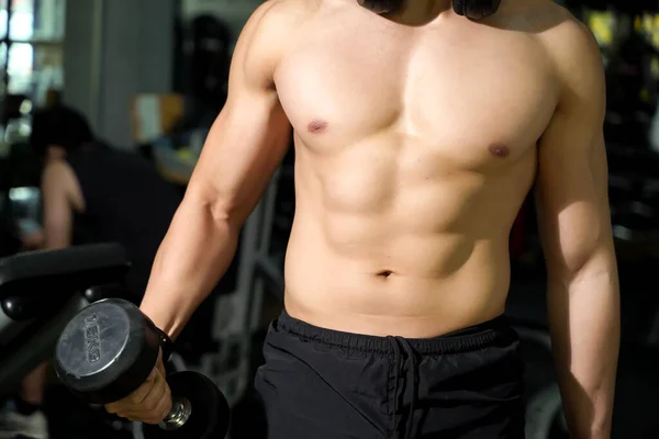 Närbild Och Gröda Perfekt Kropp Med Styrketräning Gym — Stockfoto