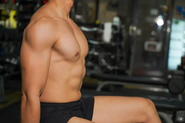 Close Gewas Perfecte Lichaam Van Aziatische Man Met Gewichtstraining Het — Stockfoto