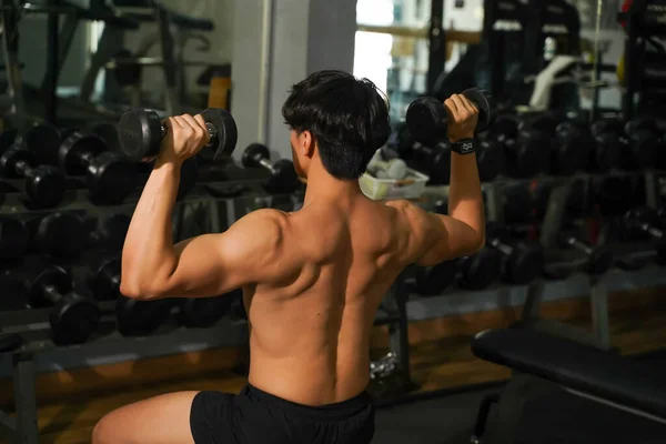 Close Achteraanzicht Perfecte Lichaam Van Aziatische Man Spelen Van Gewicht — Stockfoto