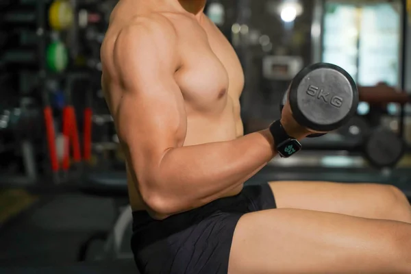 Close Gewas Perfecte Lichaam Van Aziatische Man Spelen Gewicht Training — Stockfoto