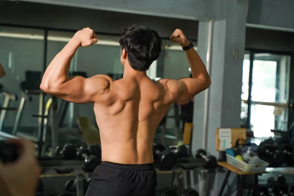 Close Achteraanzicht Perfect Lichaam Van Aziatische Man Fitness Center — Stockfoto