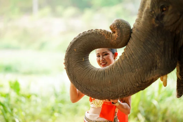 Primer Plano Una Hermosa Joven Tailandesa Con Vestido Tradicional Del — Foto de Stock