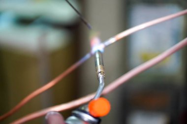 Soğutma borusunu bağlamak için gaz kaynağı kullanan yakın plan yapımcısı.