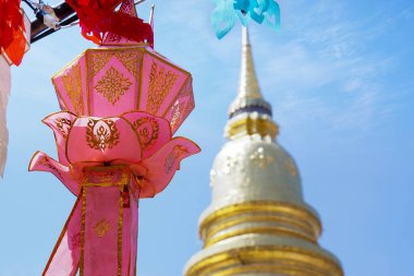 Yakın çekim Tayland Lanna tarzı fenerler... Tay tapınağındaki altın pagoda 'nın önüne asılacak mavi gökyüzü arka planının altına..
