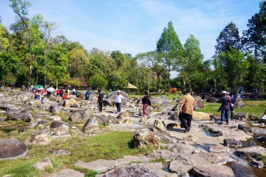 Lampang, Tayland 26 Ocak 2020: İnsan ve turist kalabalığı Tayland 'ın Lampang Eyaleti' ndeki Chae Son Ulusal Parkı 'ndaki kaplıcalara geldi..