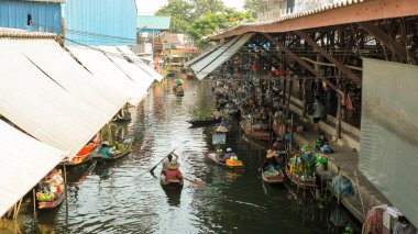 Ratchaburi, Tayland - 15 Nisan 2022: Tayland antik yüzen pazarının yüksek açılı görünümü, Tayland Damnoen saduak saduak düz pazarı, Ratchaburi Tayland.